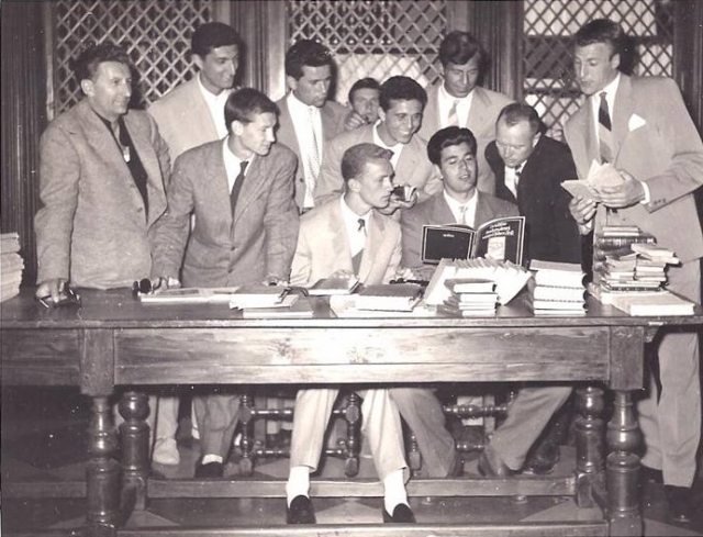 Riminucci, l'Angelo biondo, al centro del gruppo.